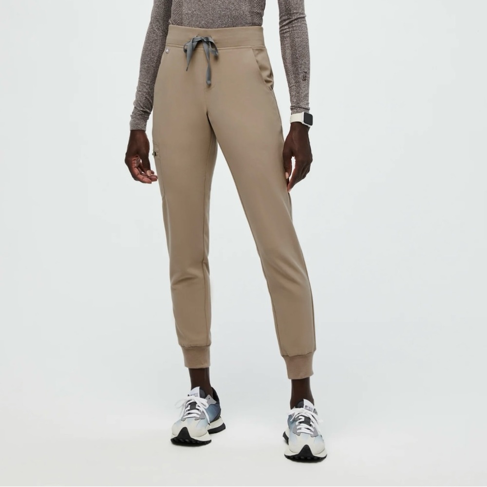 FIGS Zamora Latte Petite Jogger Scrub Pants in Large